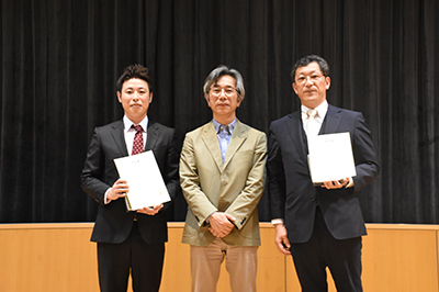 表彰時の様子（左：古賀准教授，中：吉武哲信支部長）