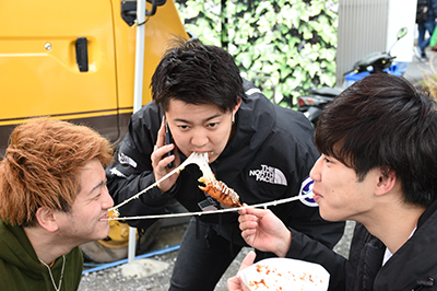 チーズドックを食べる3人