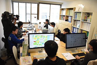研究室での取材の様子