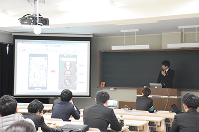 萩元が発表している様子