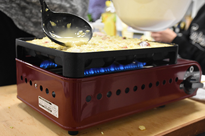 たこ焼きを焼いている様子①