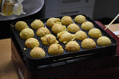 たこ焼きを焼いている様子②