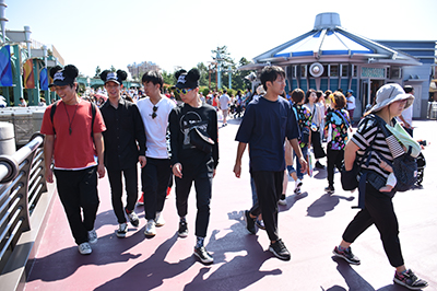 ディズニーシーを楽しむ古賀研メンバー
