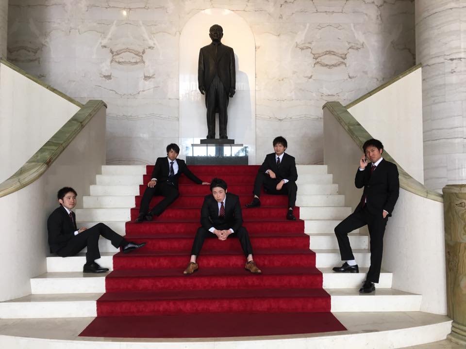 本館で記念撮影