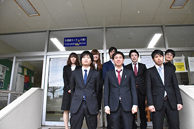 発表した学生と集合写真