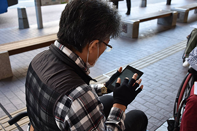 タブレットを使って通り評価をする様子