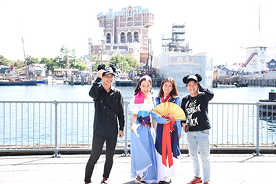 コスプレイヤーと記念撮影