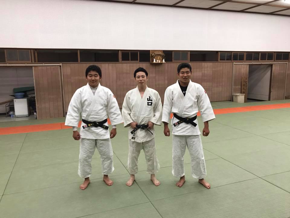 真ん中が古賀先生