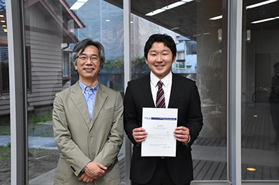 受賞の様子②（右：永田章太郎，左：吉武哲信支部長）