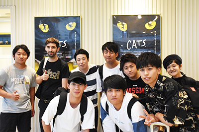 CATS鑑賞前の集合写真