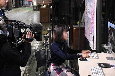 井上アナウンサーがVRを操作している様子