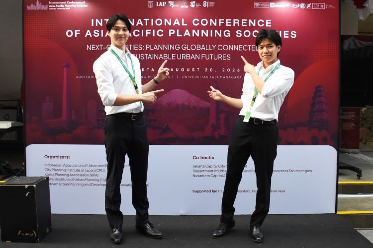 国際会議ICAPPSの会場で記念撮影する古賀研究室の学生2名