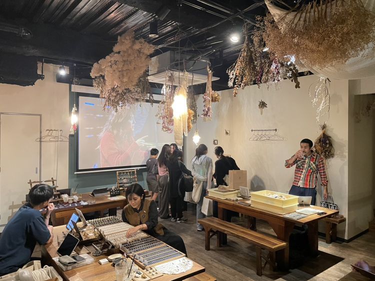 古賀・清島・堀川・坂元研究グループが『メタバース×マルシェ』を開催:大学掲載画像1