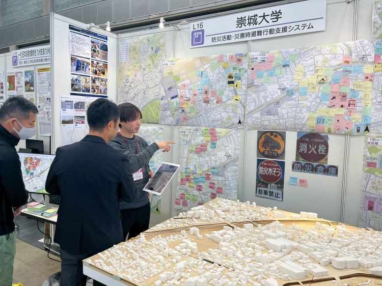 『先進建設・防災・減災技術フェア in 熊本』に出展  古賀研究室が小学校と連携した防災教育の成果を発表：大学掲載画像2